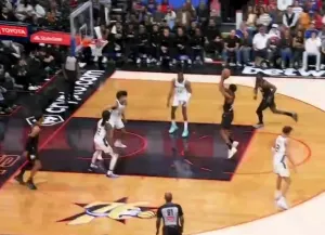 乐鱼官方网站-埃奇库姆干拔中距离命中，个人出战16分钟砍下6分4篮板8助攻